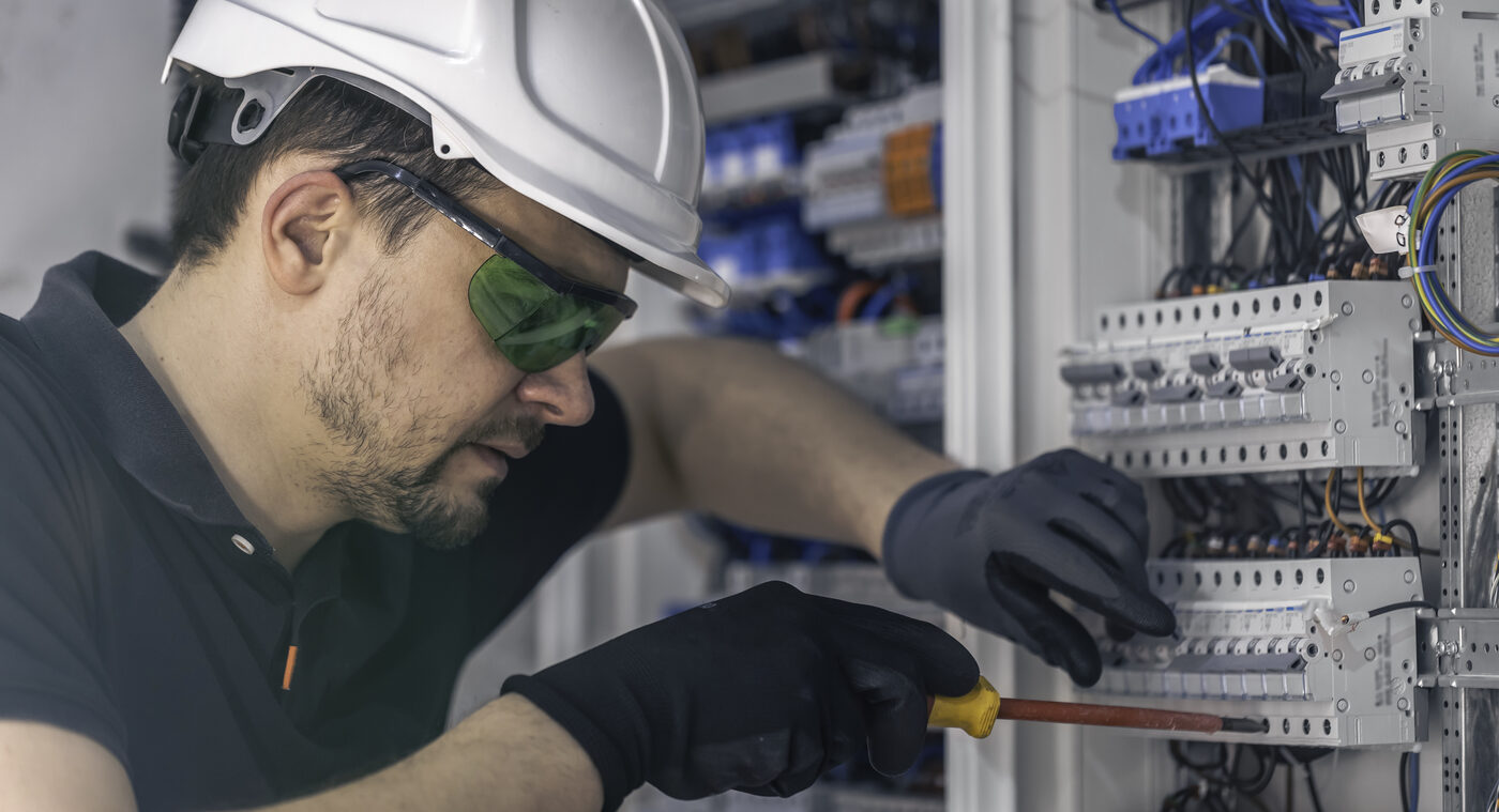 Técnico electricista realizando instalación eléctrica en Uruguay